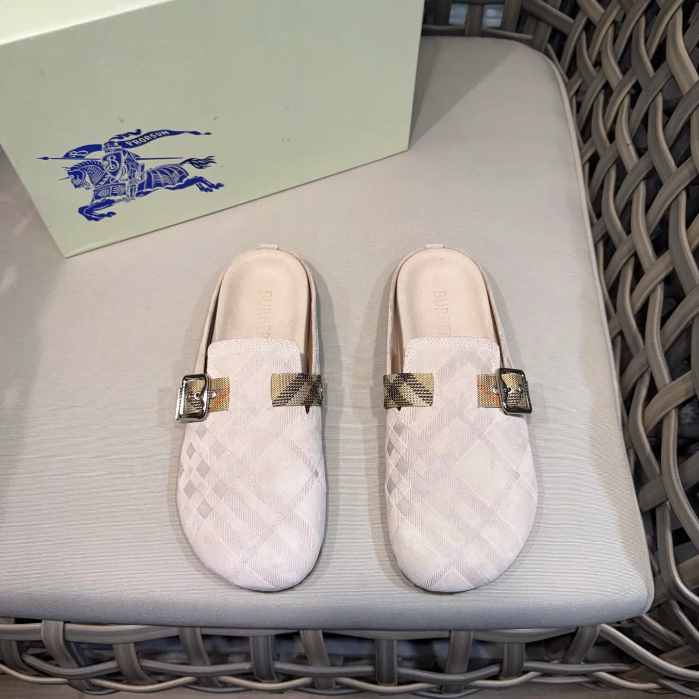 Men's Men's Shoes 💰360 [New Style] 🐝🐝Burberry New Burberry - Men's Checked Leather Urchin Half-Flop Sandal Made of soft suede cowhide and calfskin, these half-flop sandals feature an adjustable B-shaped buckle strap and are decorated with the signature sand-colored Burberry check in jacquard worsted. The upper wraps around the midsole and is paired with a sole made of the same upper material with an embossed logo on the heel and a wavy rubber outsole embellished with the Burberry lettering. Fashionable and casual! Comes with full set of original packaging dust bag! Code number: 39-40-41-42-43-44 standard code (38/45 can be customized and returns and exchanges are not supported)